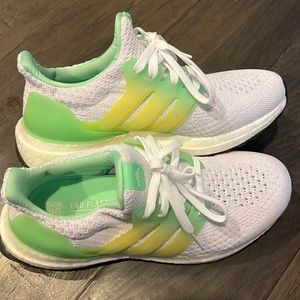 Like new condition. Adidas green and yellow ombre shoes. Kids size 4